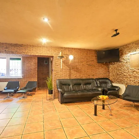 Urban House Jacuzzi, Sauna, Taras & Grill ! No Parties Вилла Варшава