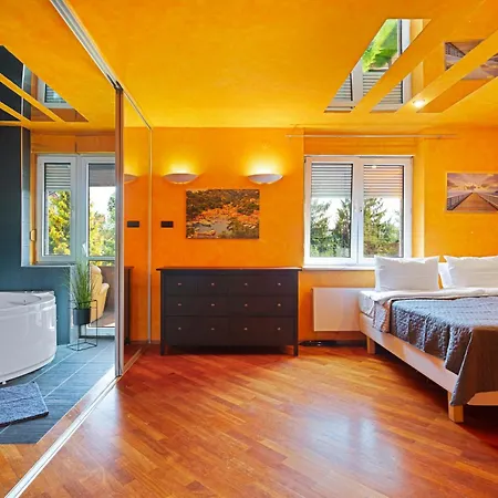 Villa Urban House Jacuzzi, Sauna, Taras & Grill ! No Parties Varşova