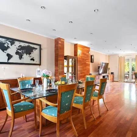 Urban House Jacuzzi, Sauna, Taras & Grill ! No Parties * ワルシャワ