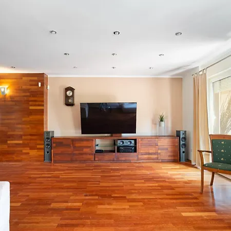 Villa Urban House Jacuzzi, Sauna, Taras & Grill ! No Parties Varşova