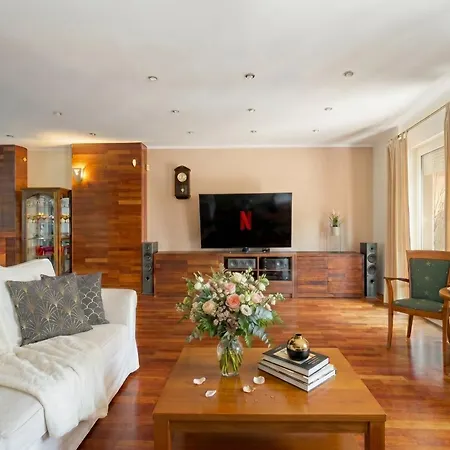 Urban House Jacuzzi, Sauna, Taras & Grill ! No Parties Villa *