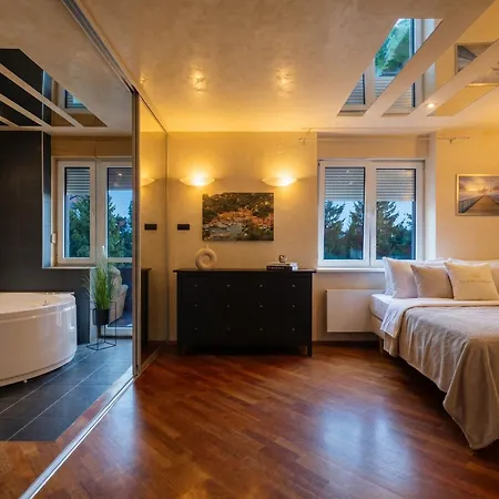 Urban House Jacuzzi, Sauna, Taras & Grill ! No Parties Warschau