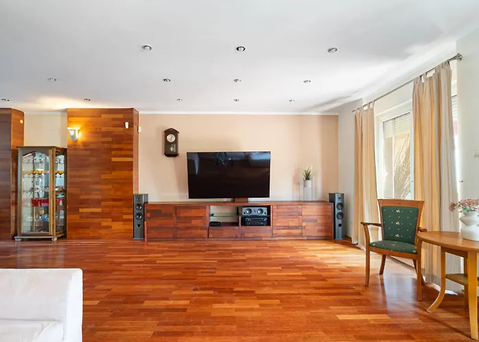 Villa Urban House Jacuzzi, Sauna, Taras & Grill ! No Parties Warschau